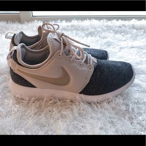 Nike Roshe Sneakers